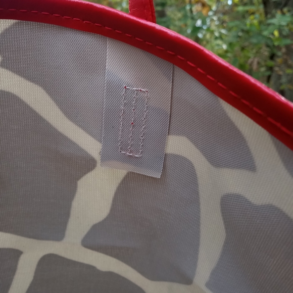 Elizabeth Arden Giraffe Print Tote - Picture 5 of 7